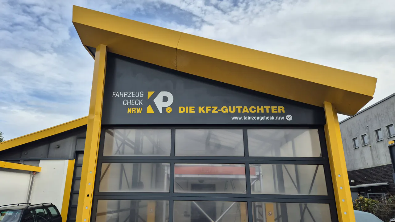 Besichtigungszentrum Neuss von Fahrzeugcheck.NRW, An der Hammer Brücke 2: Halle mit der Aufschrift „Die Kfz-Gutachter“