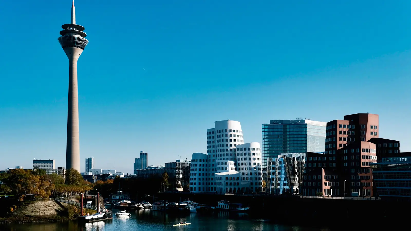 Düsseldorfer Medienhafen mit Rheinturm