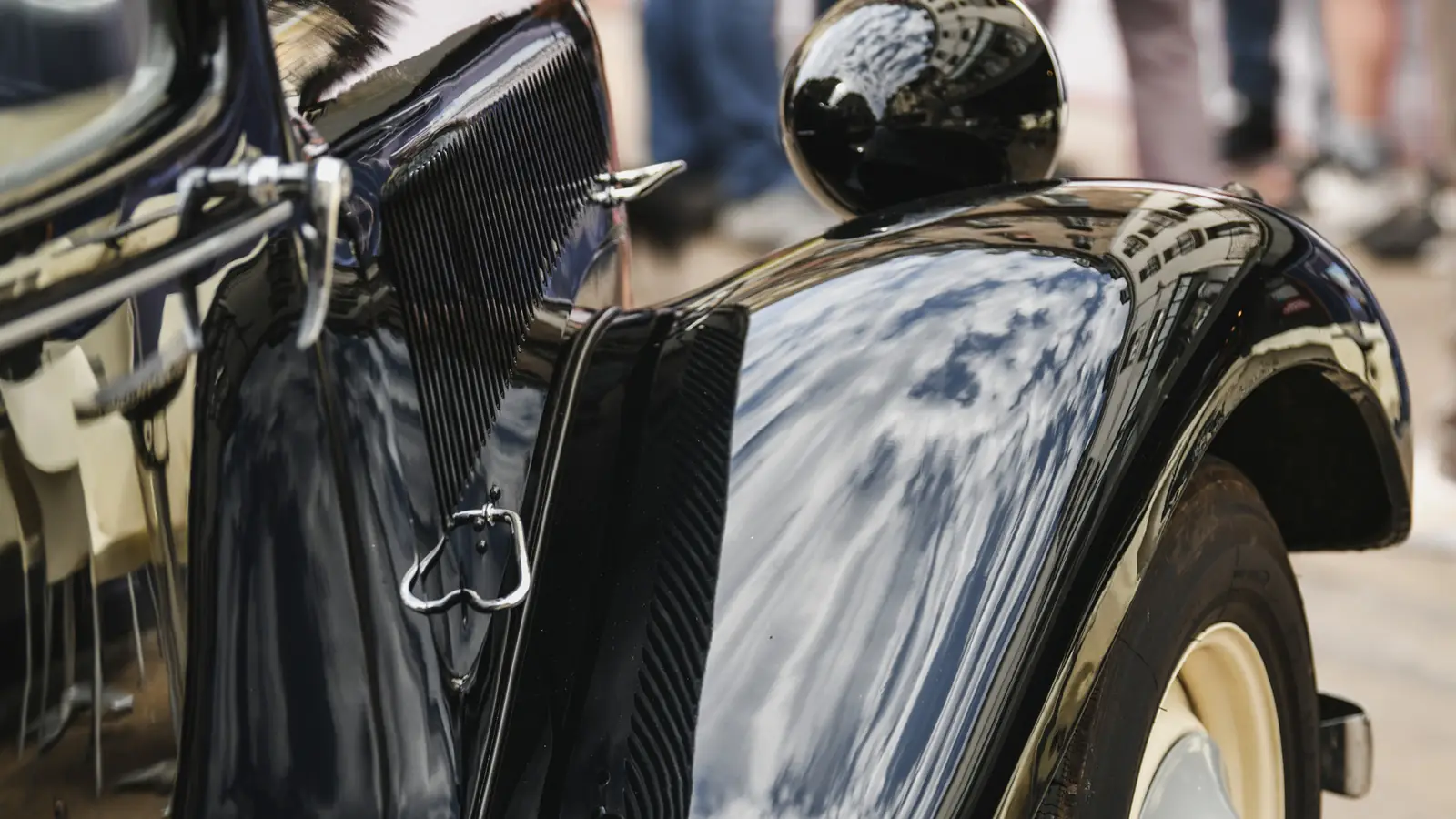 Kotflügel und Kühlergrill eines schwarzen Oldtimers